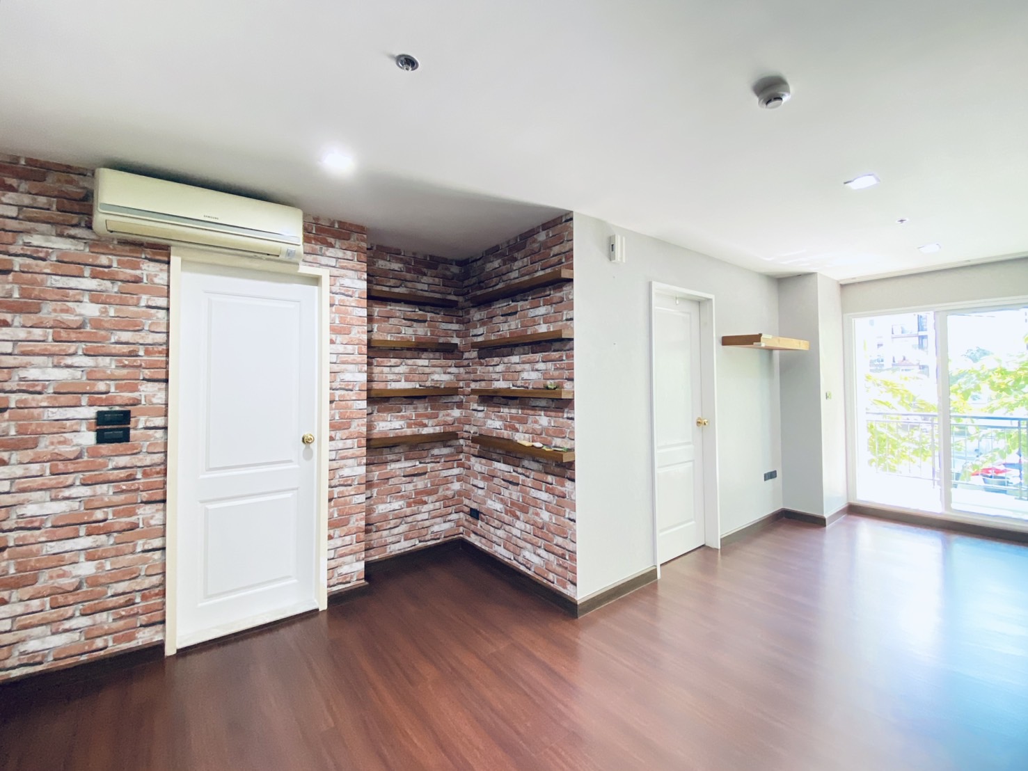 ห้องเปล่า สภาพดี  ตกแต่งสไตล์ loft ติดวอลเปเปอร์ทั้งห้อง