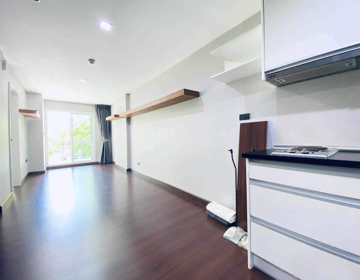 ห้องกว้าง build in บางส่วน เฟอร์ฯ บางส่วน เคาน์เตอร์ครัว
