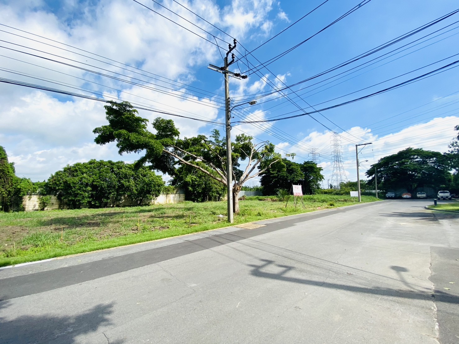 ทีดินติดถนนหลักโครงการ ขนาด 30 x 28 เมตร