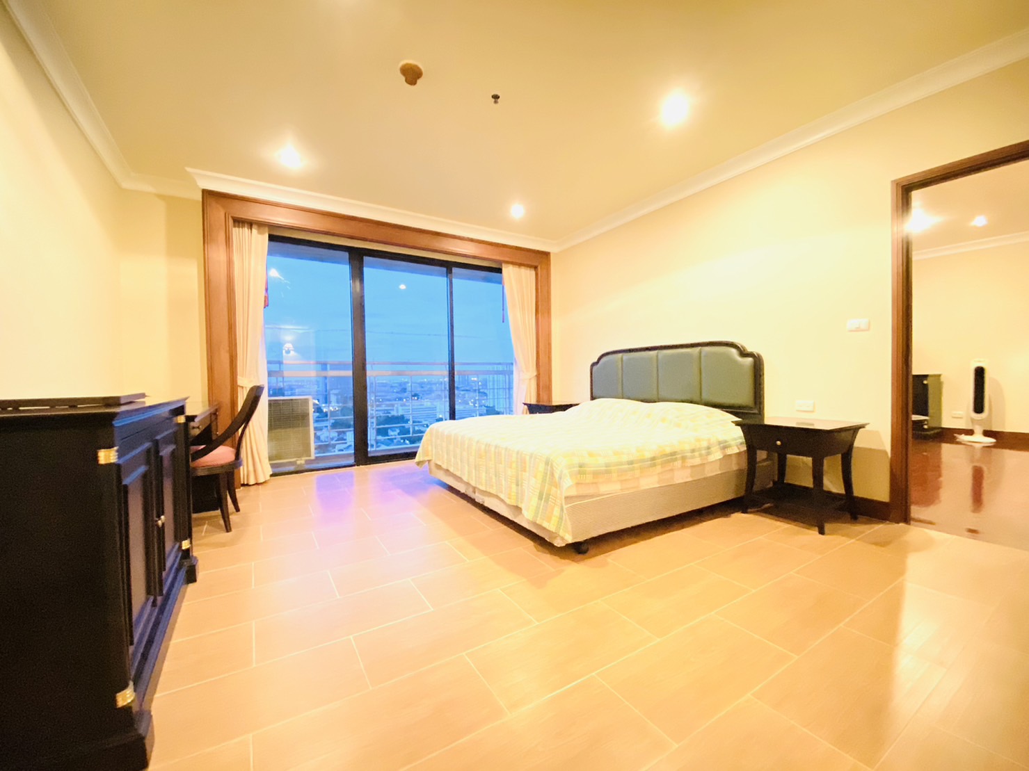 ห้องนอนกว้าง พร้อม Walk in Closet ระเบียงหันทิศเหนือ แดดไม่ส่องโดยตรง