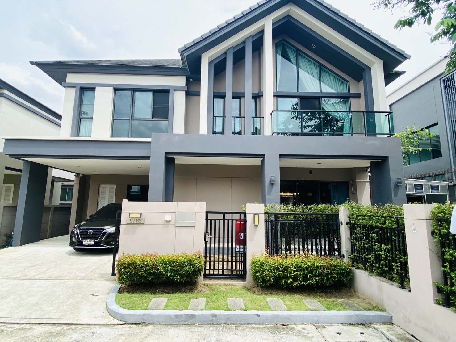 บ้านเดี่ยว สไตล์ Luxury Nordic หลังริม เนื้อที่ 69.3 ตรว. พื้นที่ใช้สอย 283 ตรม. จอดรถ 3 คัน