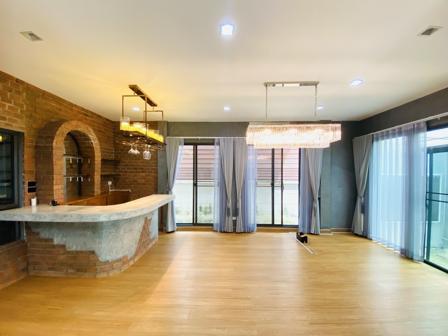 บ้านสวย สภาพดี เจ้าของอยู่น้อยมาก ตกแต่งบางส่วน สไตล์ Loft พร้อมเคาน์เตอร์บาร์