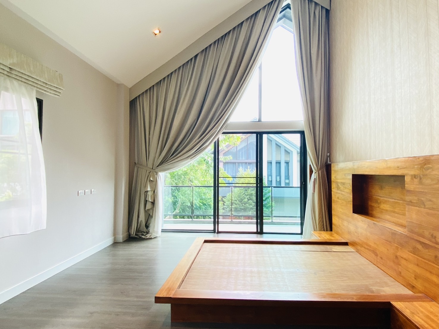 Master bedroom เพดานสูง 4.4 ม. โล่ง โปร่ง ห้องน้ำในตัวทุกห้องนอน