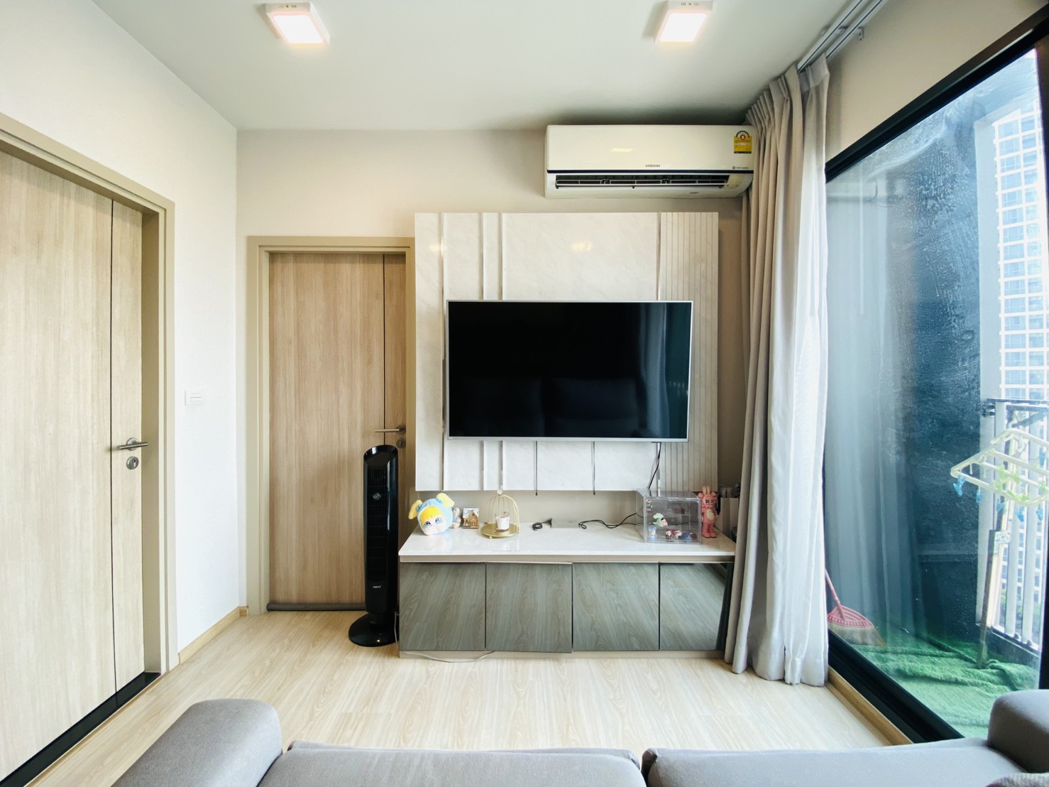 build in ทั้งห้อง เน้นสีเอิร์ธโทน ติดวอลเปเปอร์ทั้งห้อง