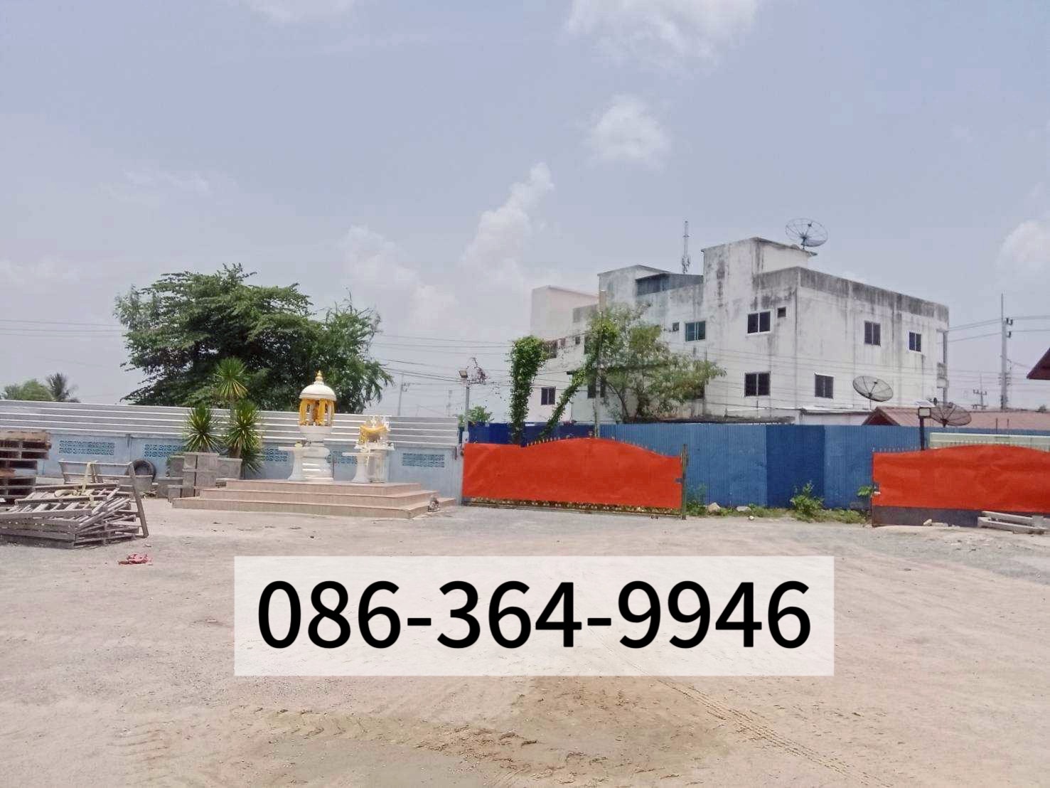 พื้นที่ด้านหลังอาคารพาณิชย์ 2 ชั้น มีทางเข้าออก ซอยข้างๆ