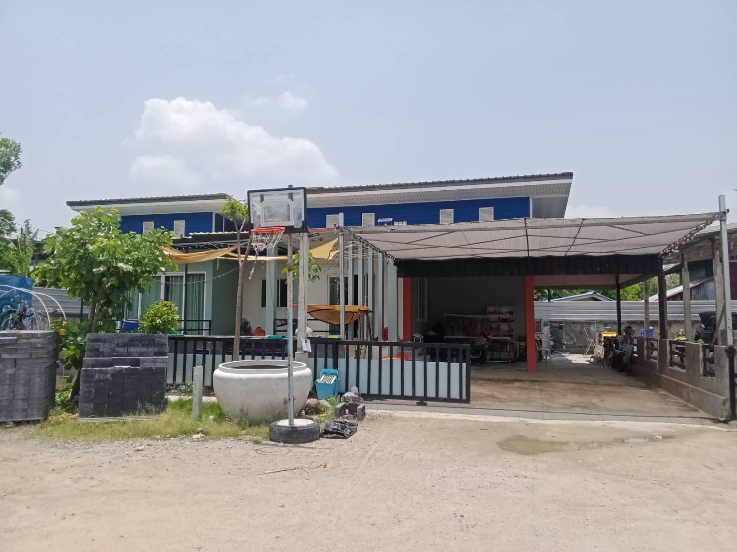 บ้าน 1 ชั้น ด้านหลัง เป็นบ้านพักอาศัย