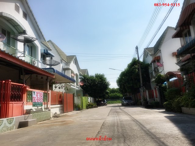 บริเวณถนนหน้าบ้าน